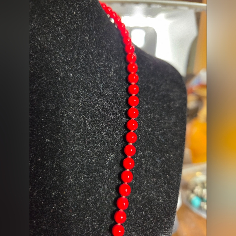 Oops A Daisy Red Beaded Necklace - Picture 2 of 6